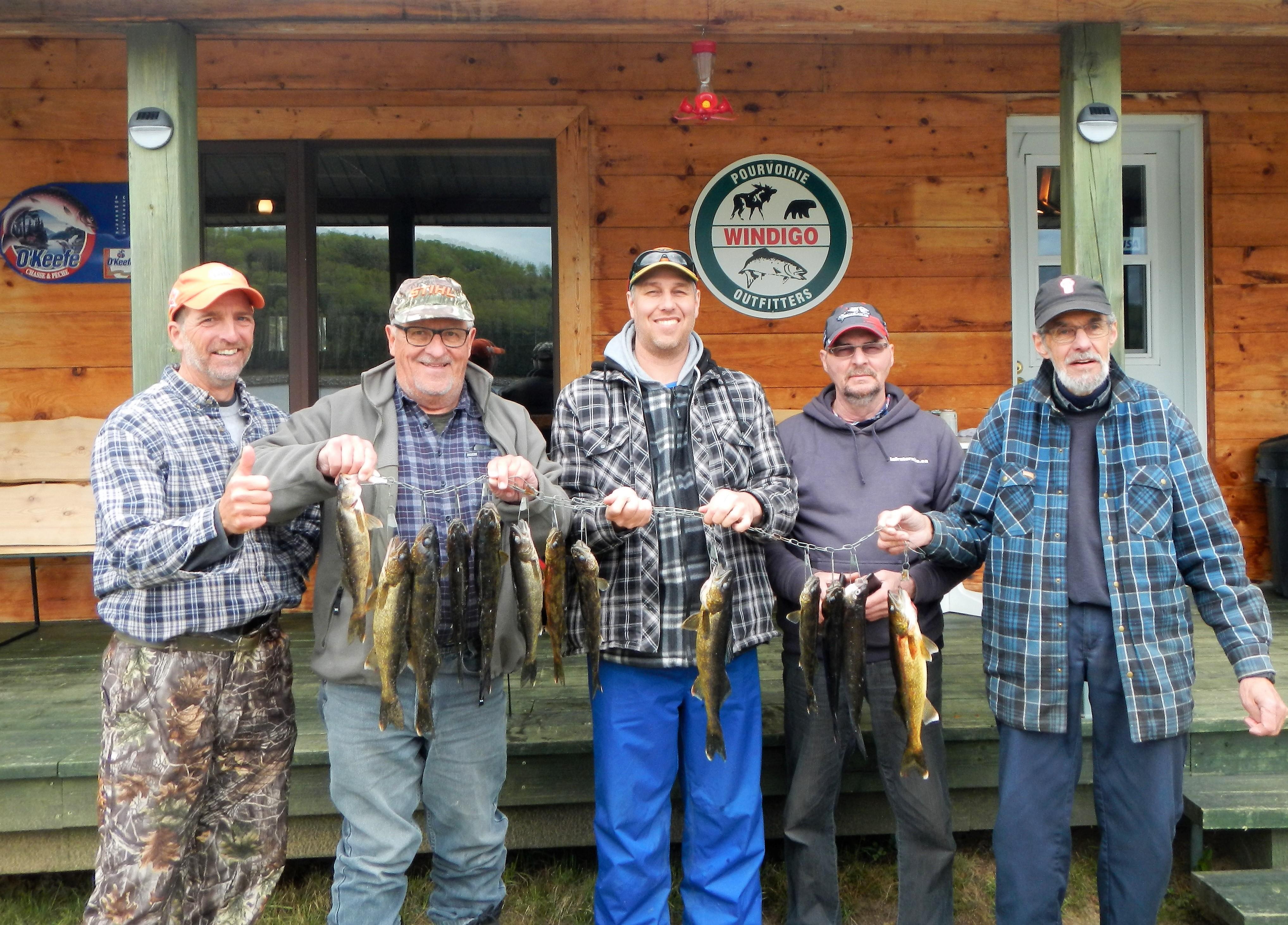 Groupe de pêcheurs aux Doés et  Brochets